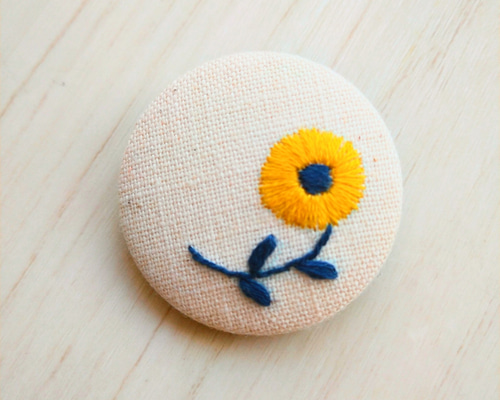 くるみボタンで作るお花の刺繍ブローチ ☆ヘアゴム、マグネットに変更