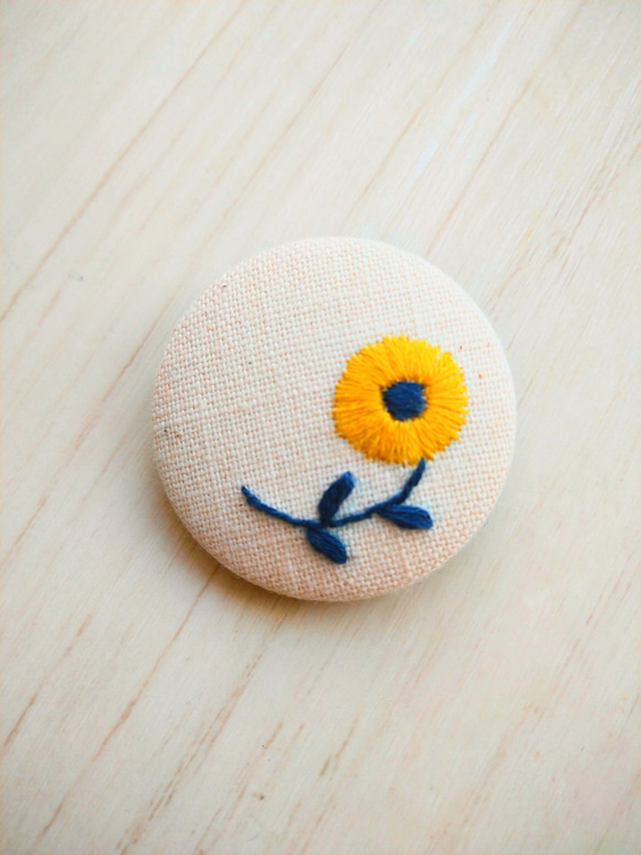 くるみボタンで作るお花の刺繍ブローチ ☆ヘアゴム、マグネットに変更可☆ 1枚目の画像