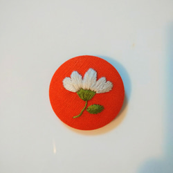 くるみボタンで作るお花の刺繍ブローチ ☆ヘアゴム、マグネット