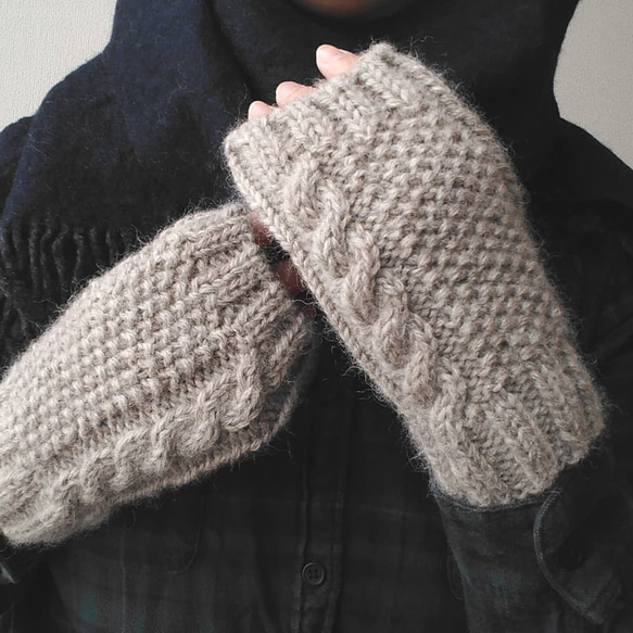 ベビーアルパカ&ウールのあったかシックな手袋(指なしミトン・グレージュ) 1枚目の画像