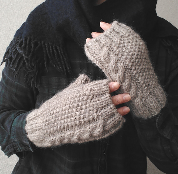 ベビーアルパカ&ウールのあったかシックな手袋(指なしミトン・グレージュ) 5枚目の画像