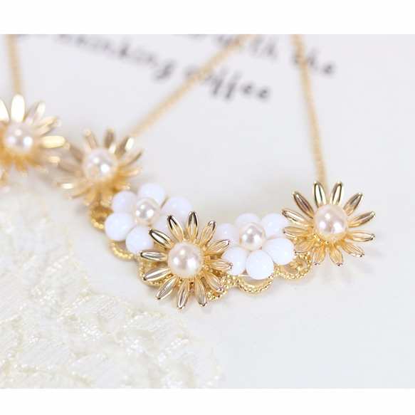 gold＆ white flowerピアスorイヤリング 2枚目の画像