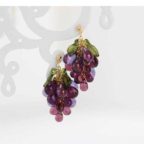 受注生産」チェコビーズの葡萄ピアスorイヤリング イヤリング