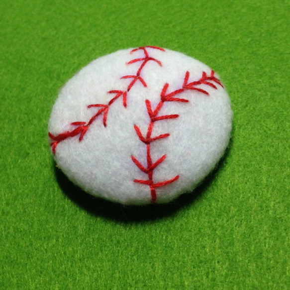 野球ボール☆くるみボタンブローチ 2枚目の画像
