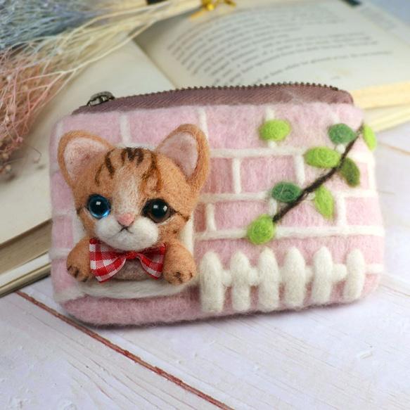 【羊毛氈】粉紅控磚牆窗口上的貓咪_零錢包 第1張的照片