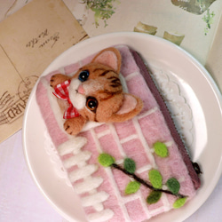 【羊毛氈】粉紅控磚牆窗口上的貓咪_零錢包 第6張的照片