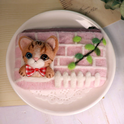【羊毛氈】粉紅控磚牆窗口上的貓咪_零錢包 第7張的照片