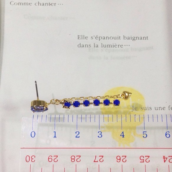 樹脂ラインストーンとドロップ型スワロのピアス 3枚目の画像