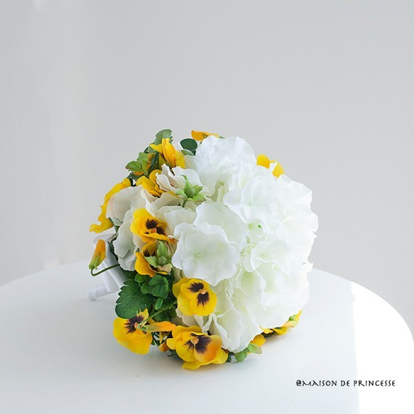 【ブートニア付き】紫陽花とパンジーのハピネスブーケ アーティフィシャルフラワー (造花)前撮り　海外ロケフォト　 1枚目の画像
