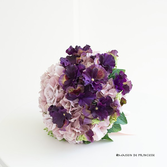 【ブートニア付き】大人エレガント | 紫陽花とパープルーパンジーのラウンドブーケ アーティフィシャルフラワー 5枚目の画像