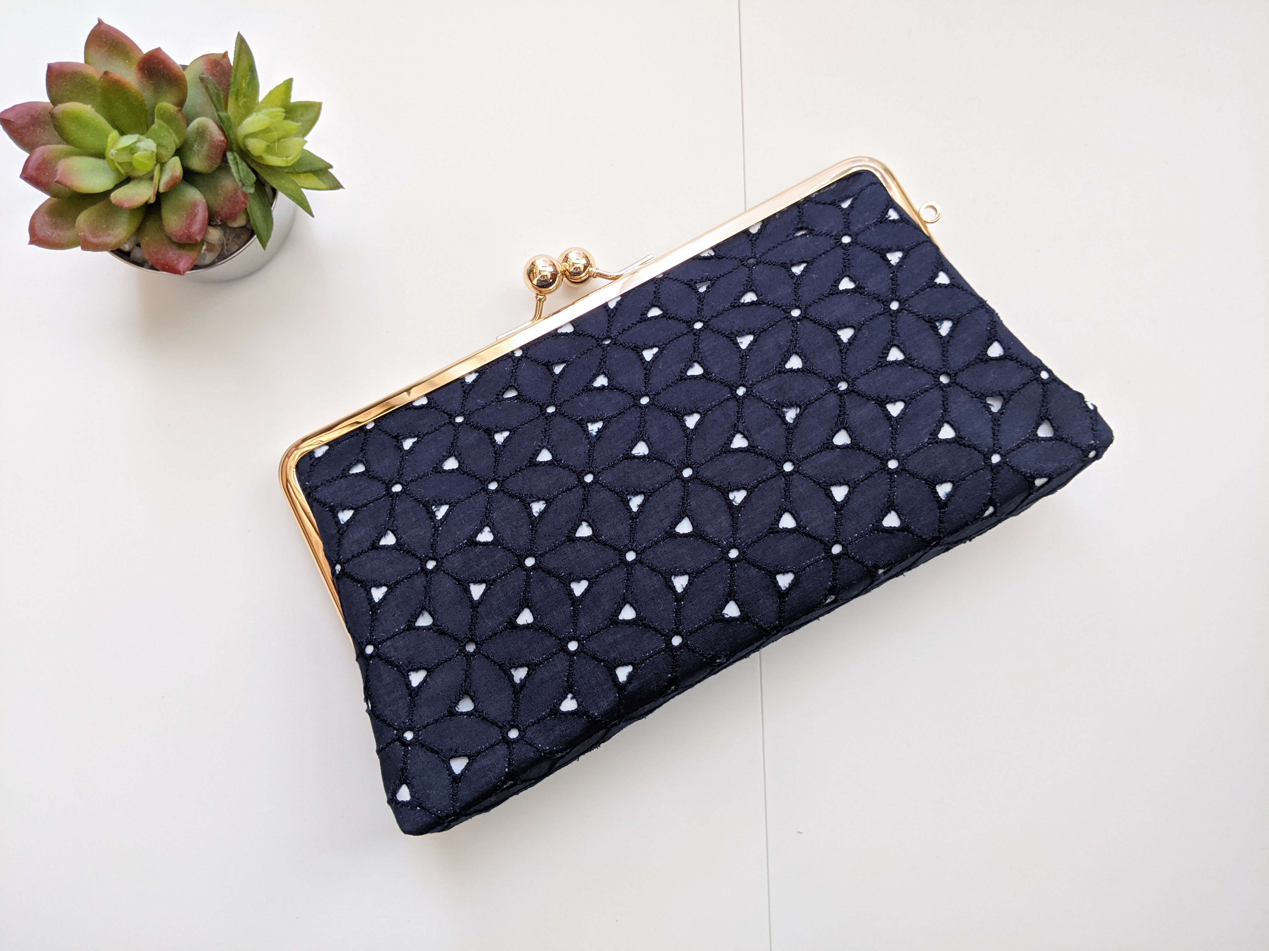 大容量のがま口長財布　フラワーレース　ネイビー