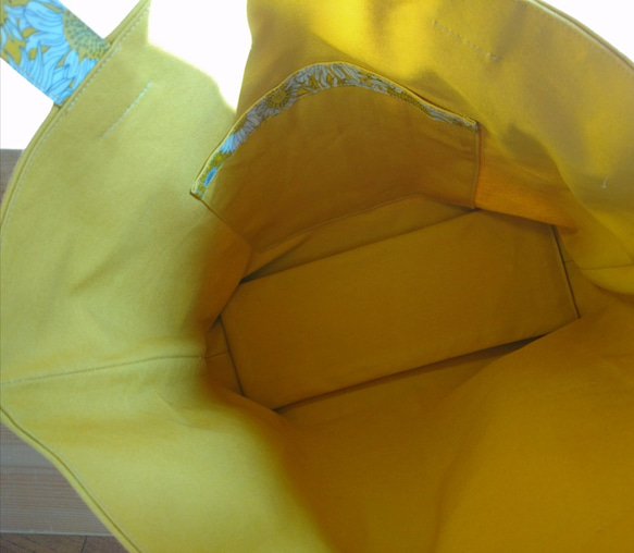 受注製作 マスタード色帆布×リバティラミネート【スモールスザンナ】大きなバック 4枚目の画像