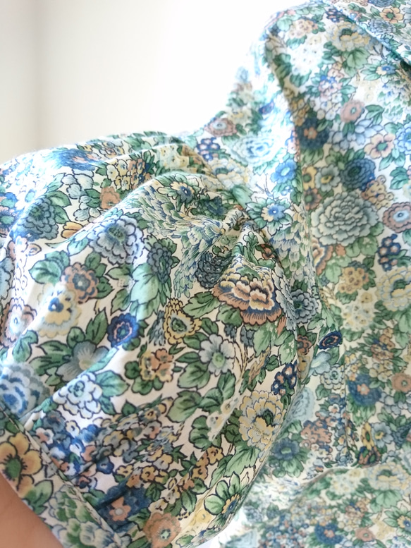 丸襟パフ袖オフショルダーブラウス リバティ【エイジアン】グリーン系 M～Lサイズ 2枚目の画像