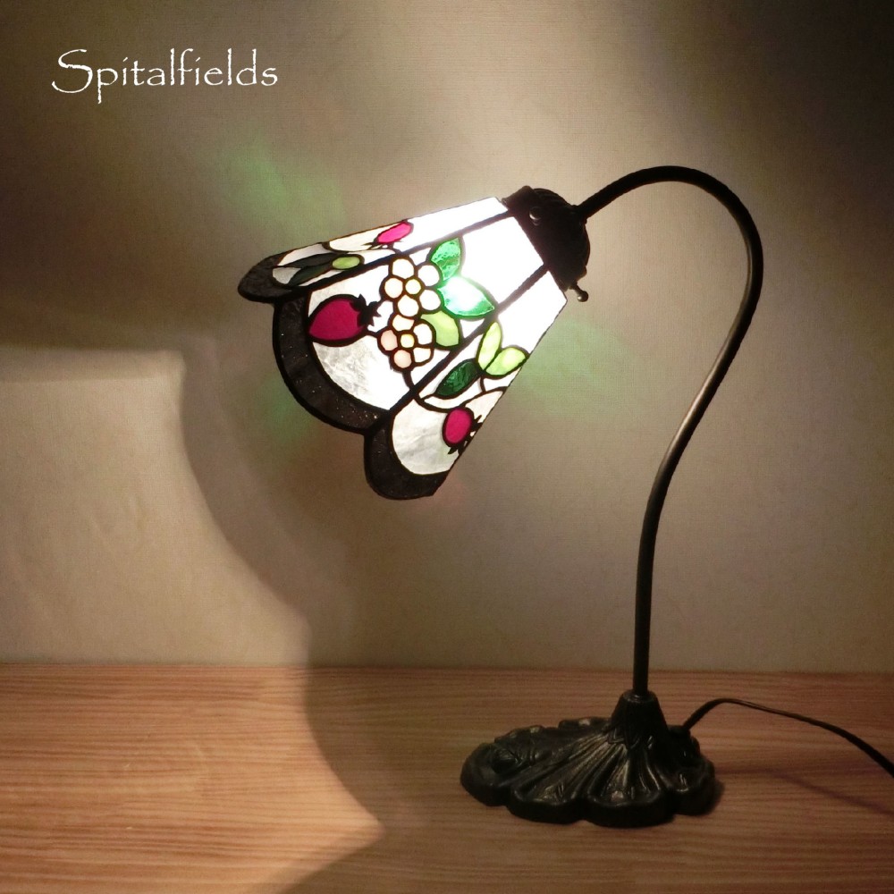 いちごのテーブルランプ