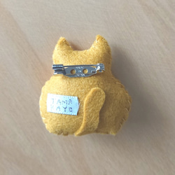 【sold】NAZONEKO  無表情なネコ　No.15 イエロー（ミニ）ブローチ　 2枚目の画像