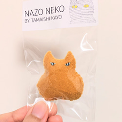 【sold】NAZONEKO  無表情なネコ　No.15 イエロー（ミニ）ブローチ　 3枚目の画像