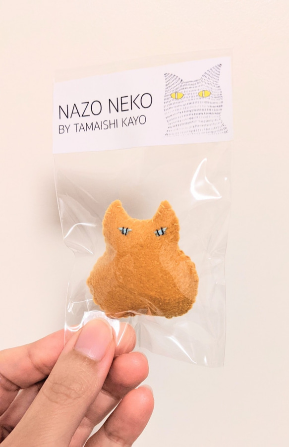 【sold】NAZONEKO  無表情なネコ　No.15 イエロー（ミニ）ブローチ　 3枚目の画像