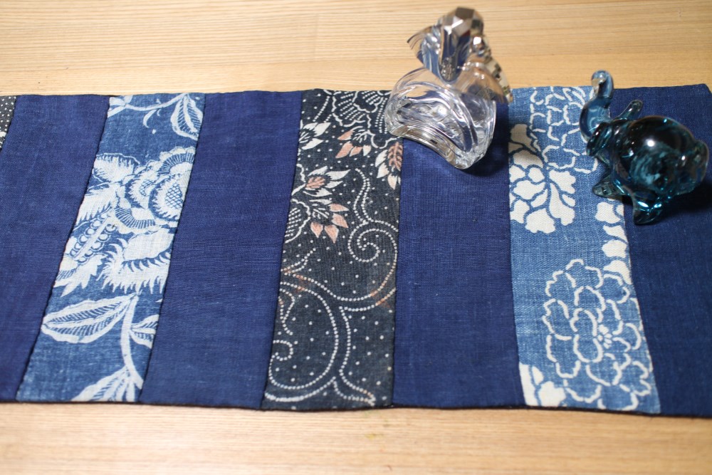 セールに　　ヴィンテージ藍の型染と藍の濃淡でテーブルセンター　藍の世界へ
