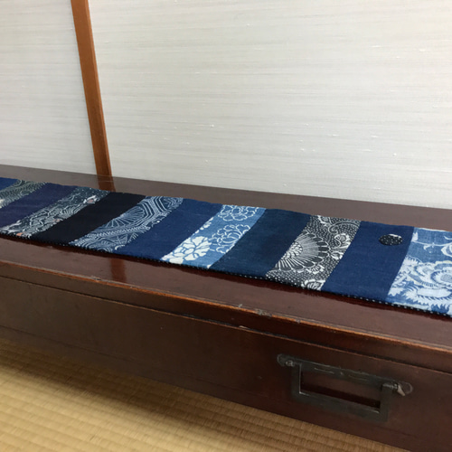 藍染め古布　型染めと　無地のテーブルランナー　木綿 藍染め古布型染めと無地のテーブルランナー木綿