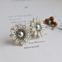 お呼ばれにも◎マーガレット・グレー　ビーズフラワーピアス(イヤリング) 1枚目の画像