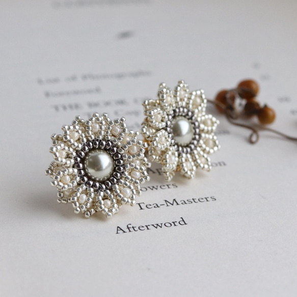 お呼ばれにも◎マーガレット・グレー　ビーズフラワーピアス(イヤリング) 1枚目の画像