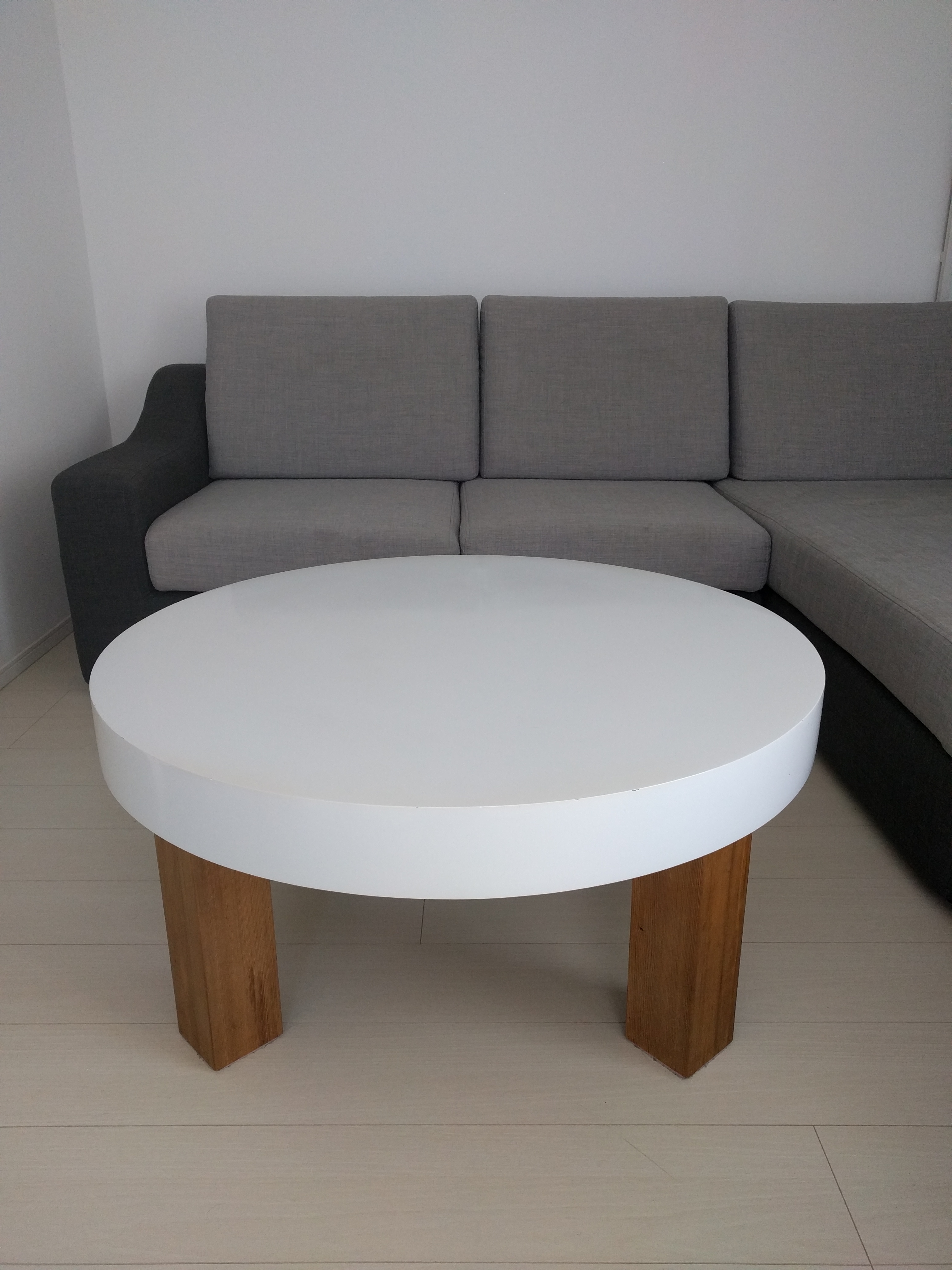 北欧デザイン　丸型ローテーブル 74,250円