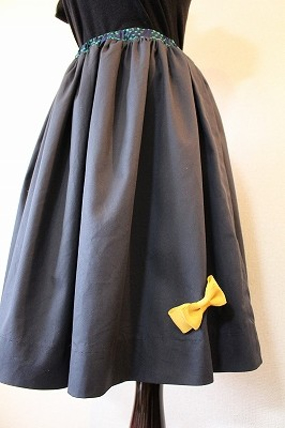 大人のギャザースカート （ガンメタル） ＋リボン 1枚目の画像