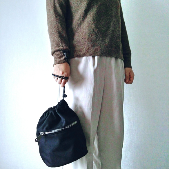 3 Black Fabric Bigzip 'KINCHAKU' Bag 1枚目の画像