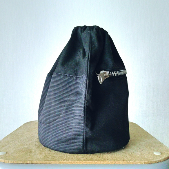 3 Black Fabric Bigzip 'KINCHAKU' Bag 4枚目の画像