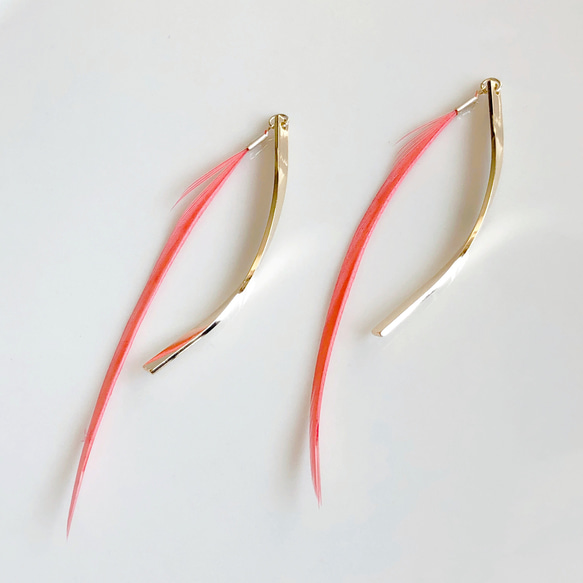 羽毛鮭魚粉紅×黃金棒狀耳環/耳環 第2張的照片
