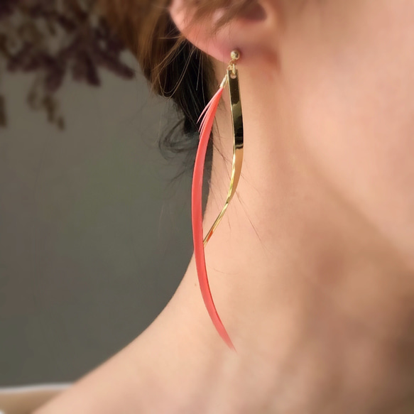 羽毛鮭魚粉紅×黃金棒狀耳環/耳環 第8張的照片