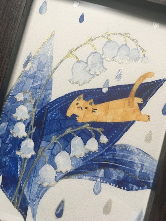 絵画「青い鈴蘭を見つけたネコ」 3枚目の画像