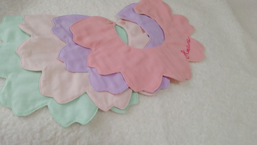 桜のスタイ＿ネーム刺繍入れます スタイ・よだれかけ sora and 通販