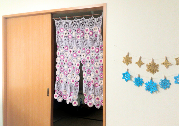 手編みモチーフカーテン♡のれん♡間仕切り♡目隠し♡ピンク×グレー×シルバー 3枚目の画像
