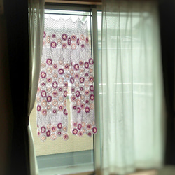 手編みモチーフカーテン♡のれん♡間仕切り♡目隠し♡ピンク×グレー×シルバー 4枚目の画像
