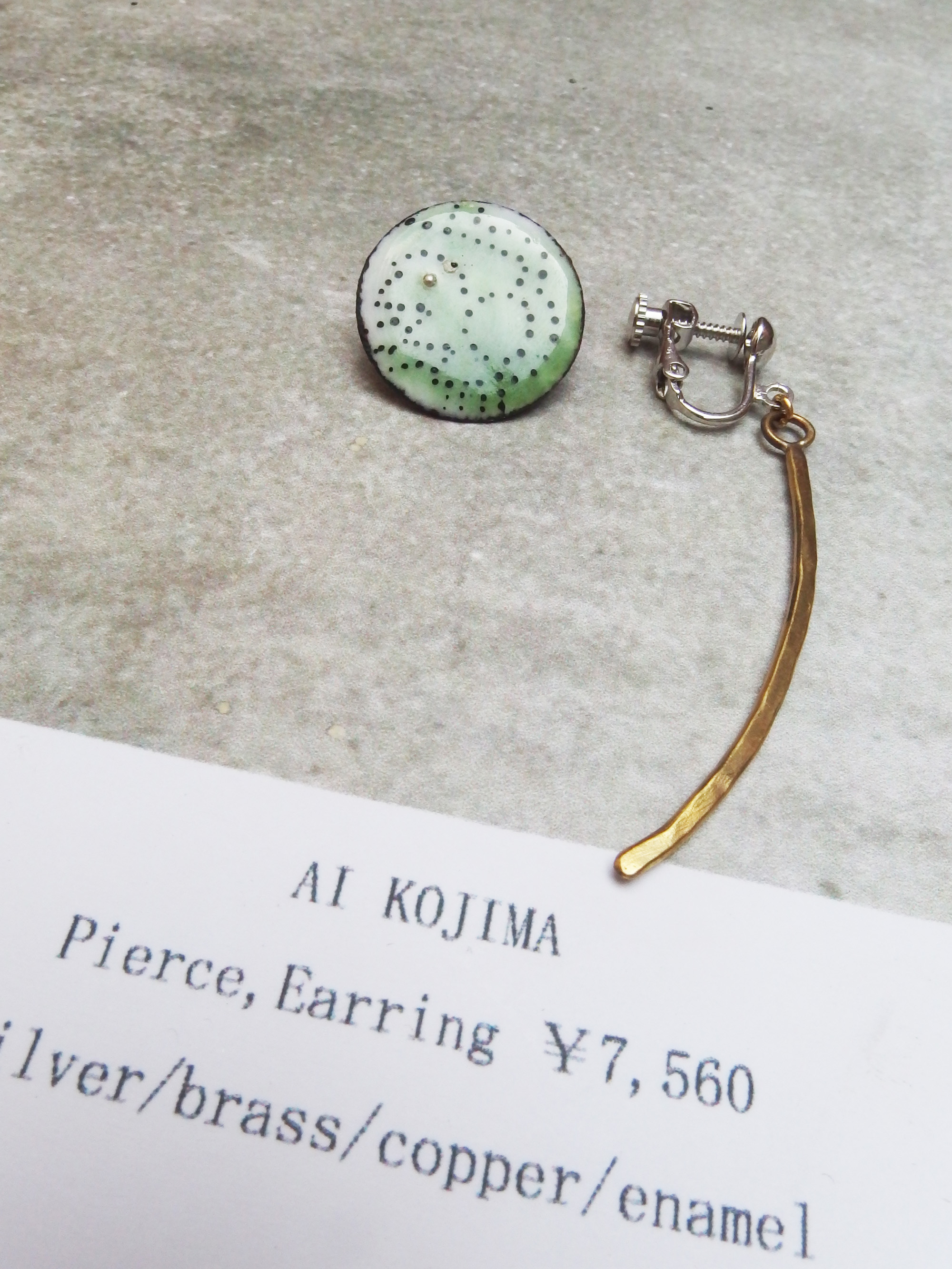 松の葉と小石ピアス／イヤリング　緑草