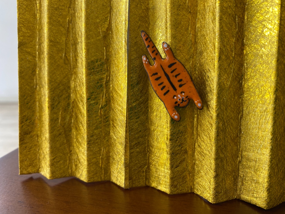 【早割お正月2022】干支お飾りにも使える♪〈七宝の寅ピンバッチ〉受注制作　置物　ピンバッチ　干支　寅　新年　モダン