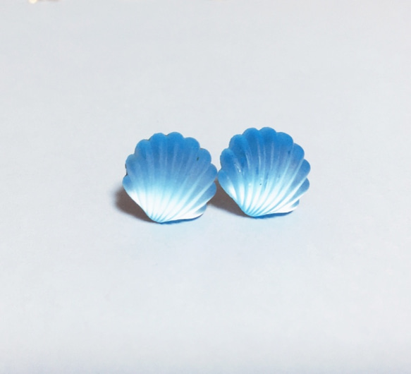 シェルひと粒ピアス★アクアブルー  simple shell pierce 1枚目の画像