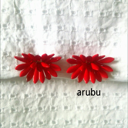 【再販12】赤いダリアのお花イヤリング送料無料 和装にも 1枚目の画像