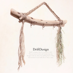 ～Drift Design～　キレイめ味わい流木と造花のお洒落な３連キーフック　フック　インテリア　ディスプレイ 2枚目の画像