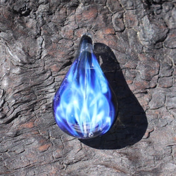 ガラス　ネックレス　 "青い炎" 7枚目の画像