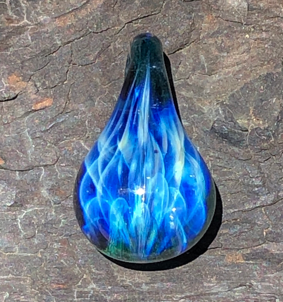 ガラスネックレス’青い炎’ 4枚目の画像