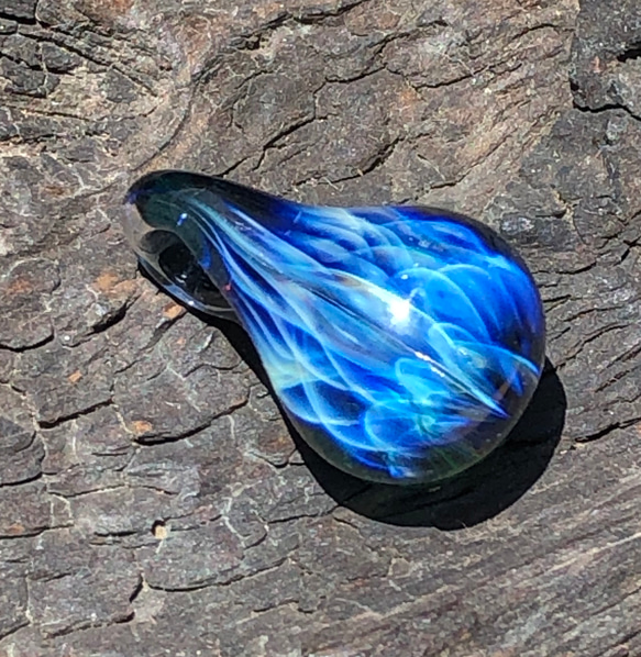 ガラスネックレス’青い炎’ 5枚目の画像
