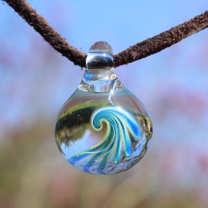 ガラスネックレス’波`　耐熱ガラス、雫、軽い、丈夫、海