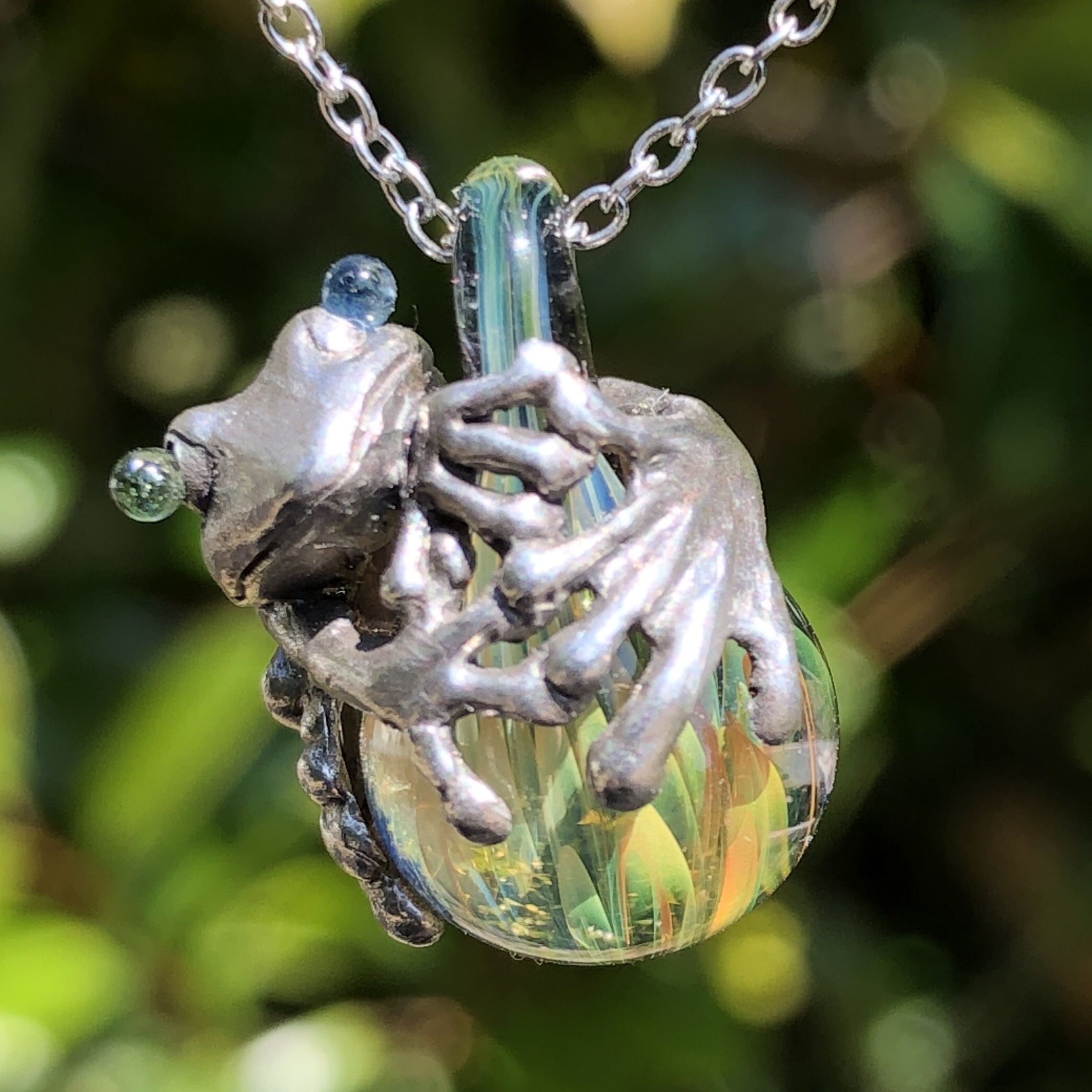 ガラスネックレス’カエルと雫’