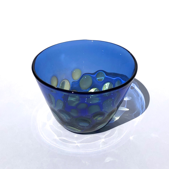 耐熱ガラス　水玉ぐい呑 blue 2枚目の画像