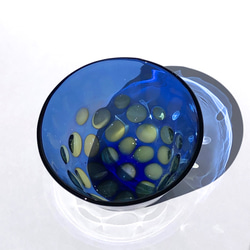 耐熱ガラス　水玉ぐい呑 blue 3枚目の画像