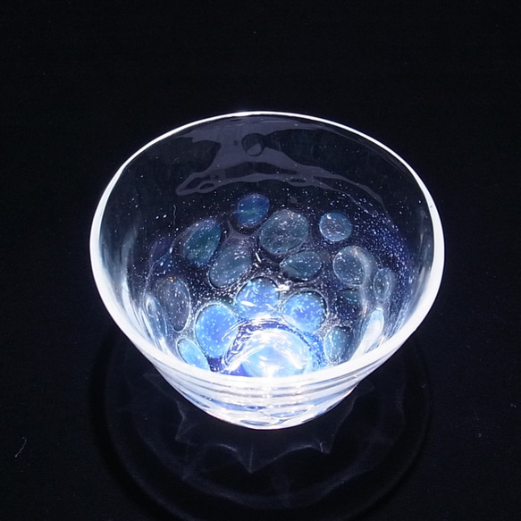 耐熱ガラス　水玉ぐい呑 blue 3枚目の画像