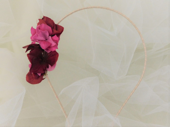 ボルドーピンクのカチューシャ（ボルドー＆ピンク、アーティフィシャルフラワー、コットンパール） 3枚目の画像