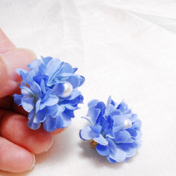 青いお花のピアス 5枚目の画像